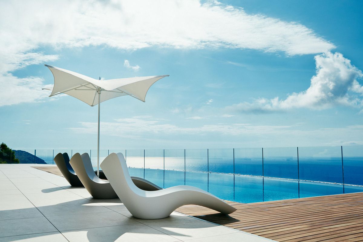 Ghế hồ bơi bán ngập nước